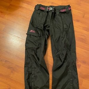 Women’s Grundens rain pants size small.